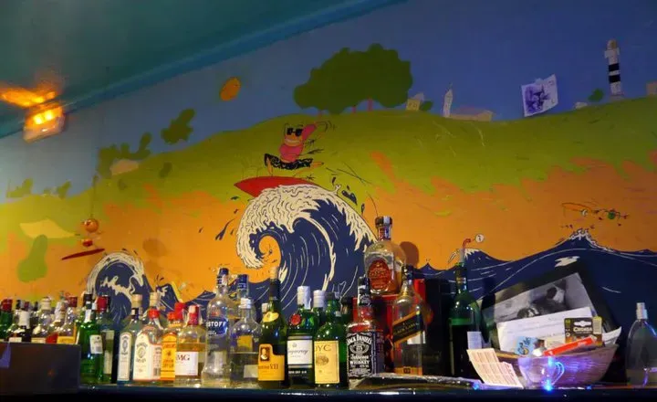 Barra del bar con las bebidas y cócteles