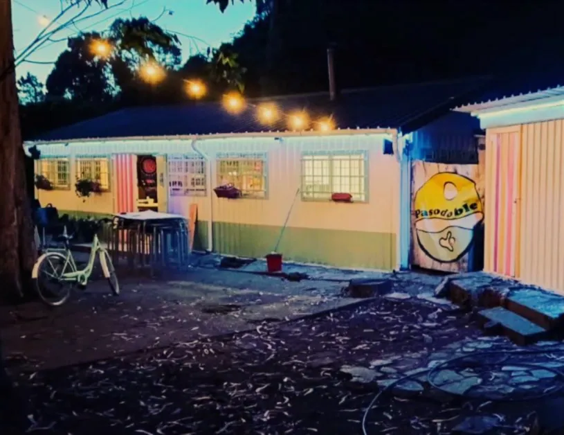 Ambiente nocturno con luces en la terraza