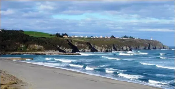 Vista panorámica de Playa de Navia al atardecer